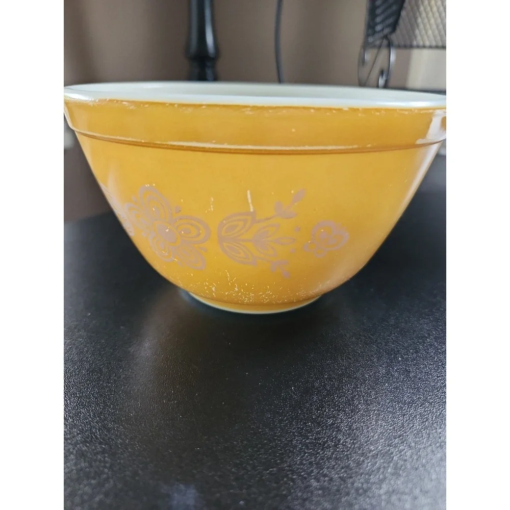 Vintage Pyrex 401 1.5-pint mixing bowl in the Golden Butterfly pattern